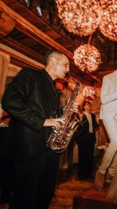 Saxophoniste live qui joue devant un public